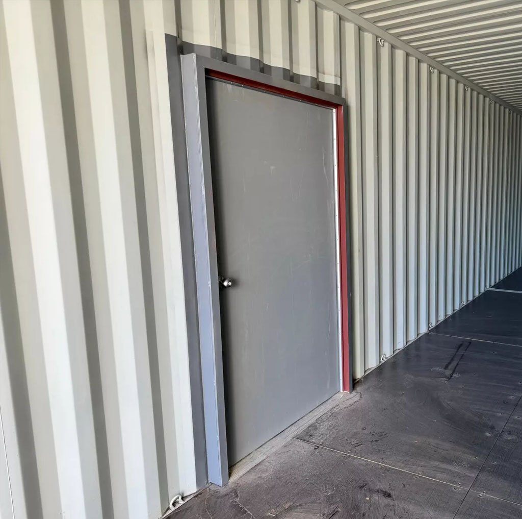 40ft shipping container with man door - Image 5